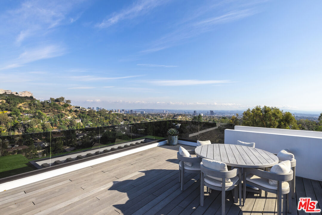 800 N Tigertail Rd, Brentwood