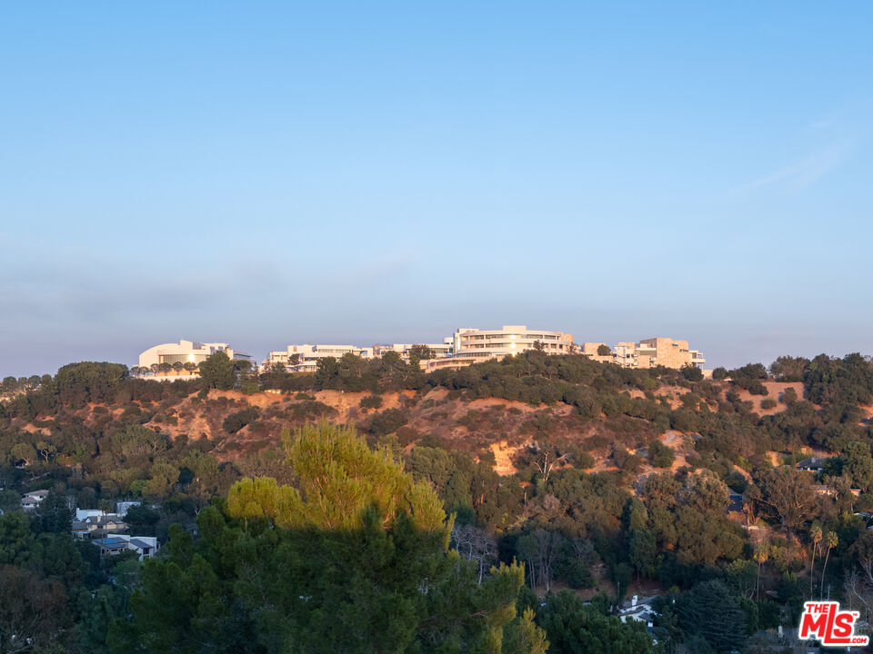 800 N Tigertail Rd, Brentwood