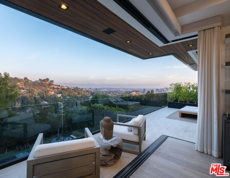 800 N Tigertail Rd, Brentwood