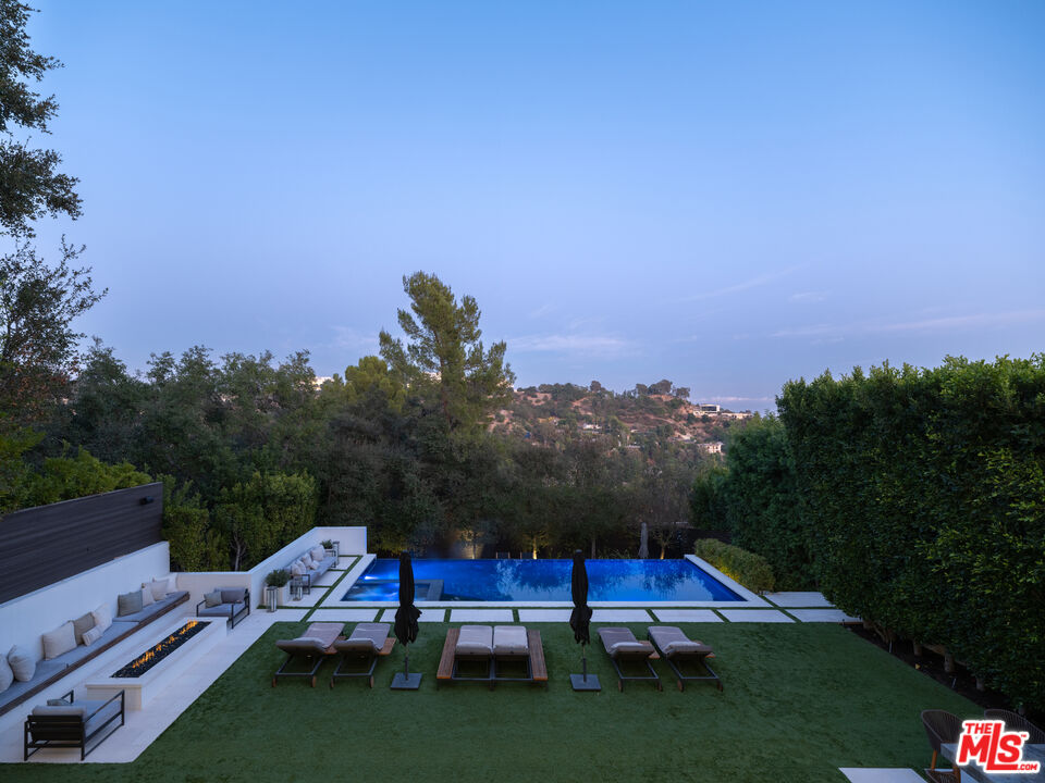 800 N Tigertail Rd, Brentwood