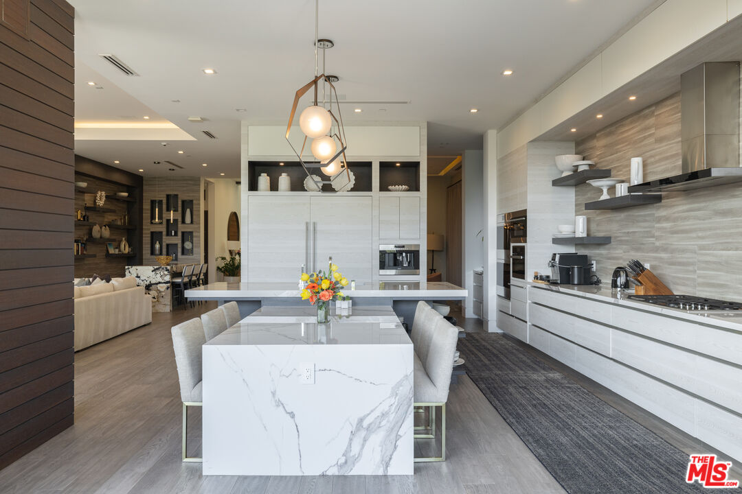 800 N Tigertail Rd, Brentwood