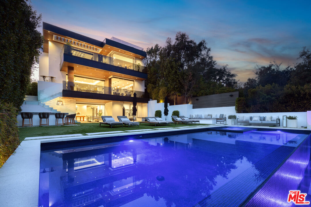 800 N Tigertail Rd, Brentwood