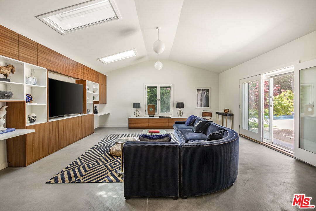 11160 Valley Spring Pl