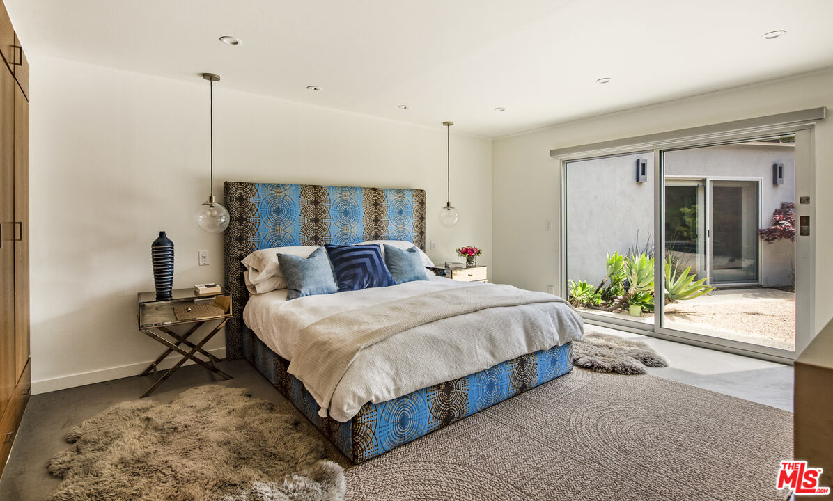 11160 Valley Spring Pl