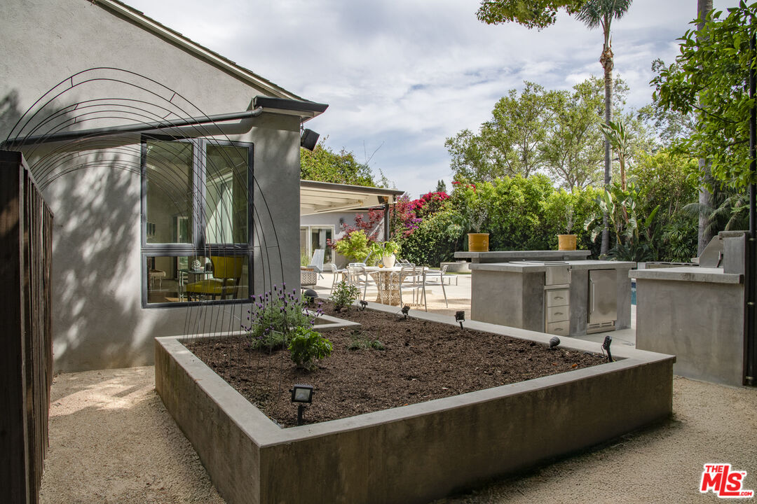 11160 Valley Spring Pl