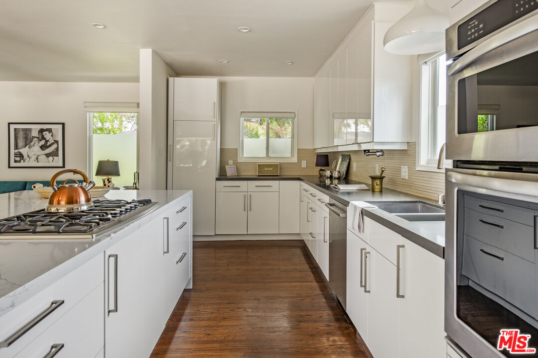 11160 Valley Spring Pl