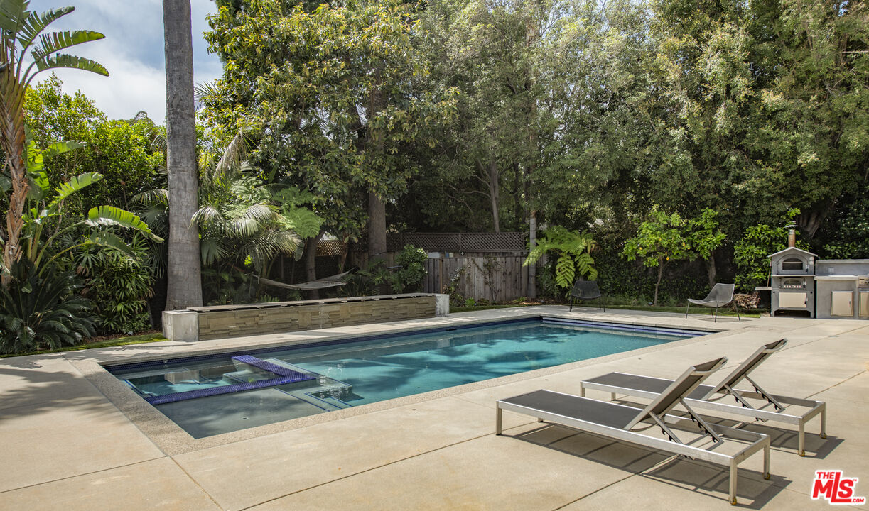 11160 Valley Spring Pl