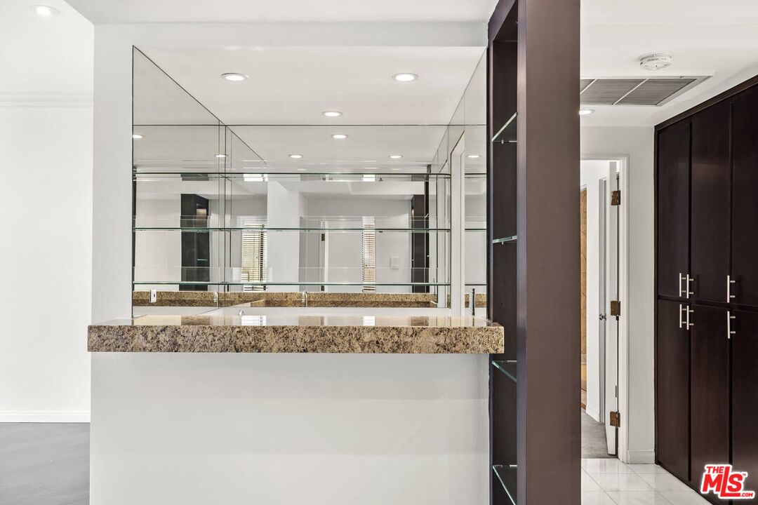 1210 N Kings Rd Unit: 204