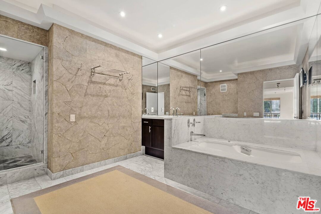 1210 N Kings Rd Unit: 204