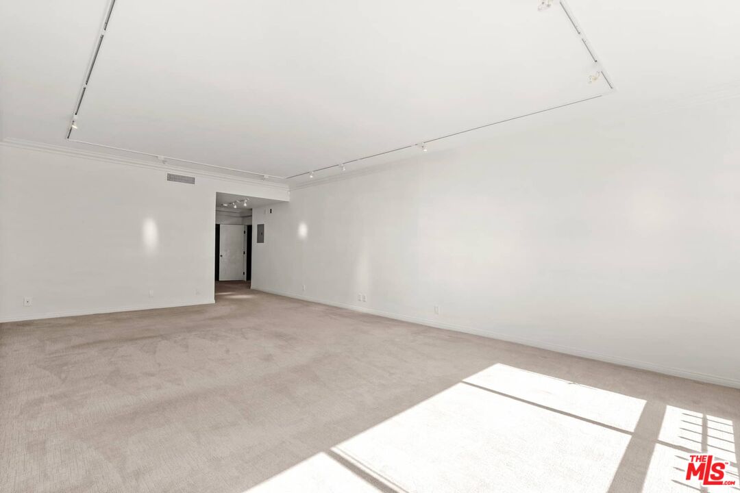 1210 N Kings Rd Unit: 204