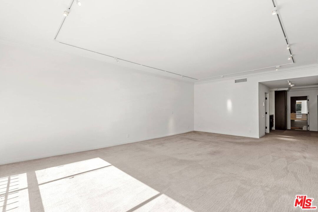 1210 N Kings Rd Unit: 204