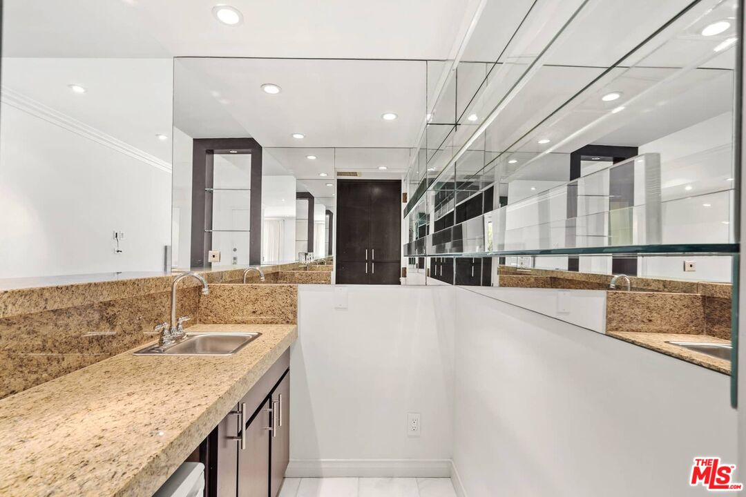 1210 N Kings Rd Unit: 204