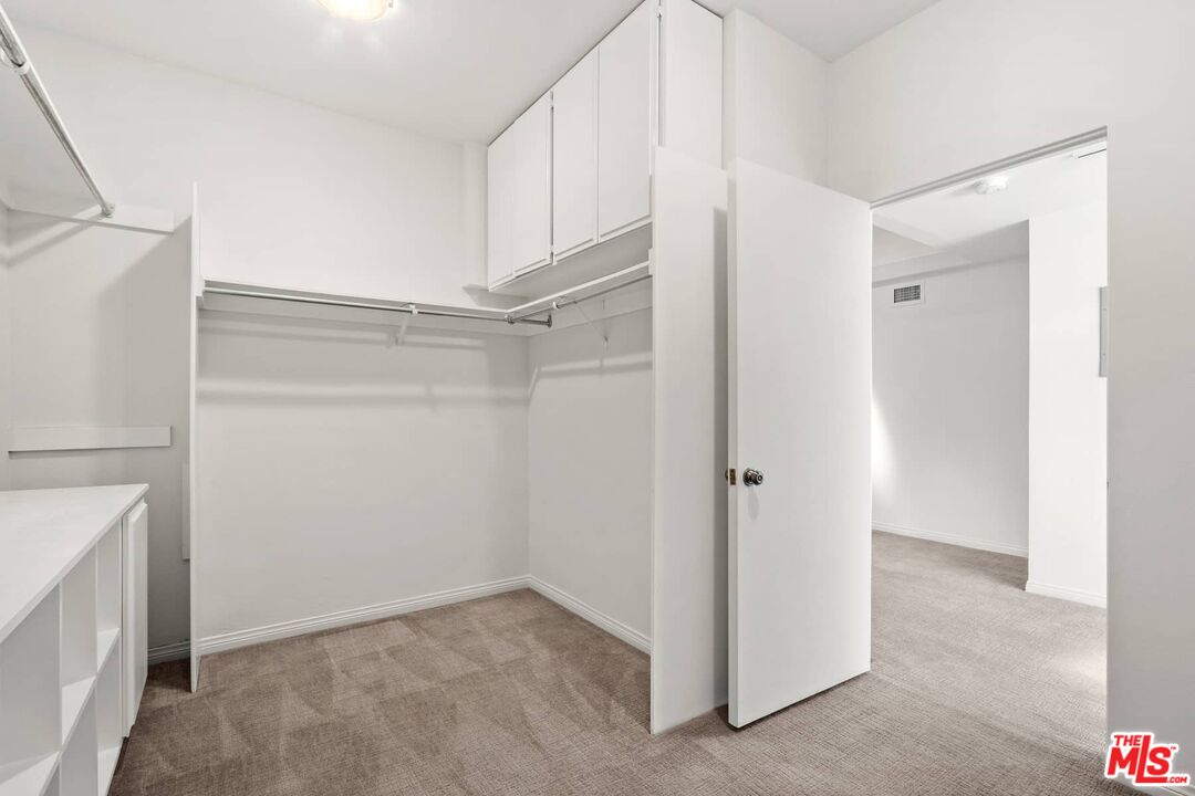 1210 N Kings Rd Unit: 204