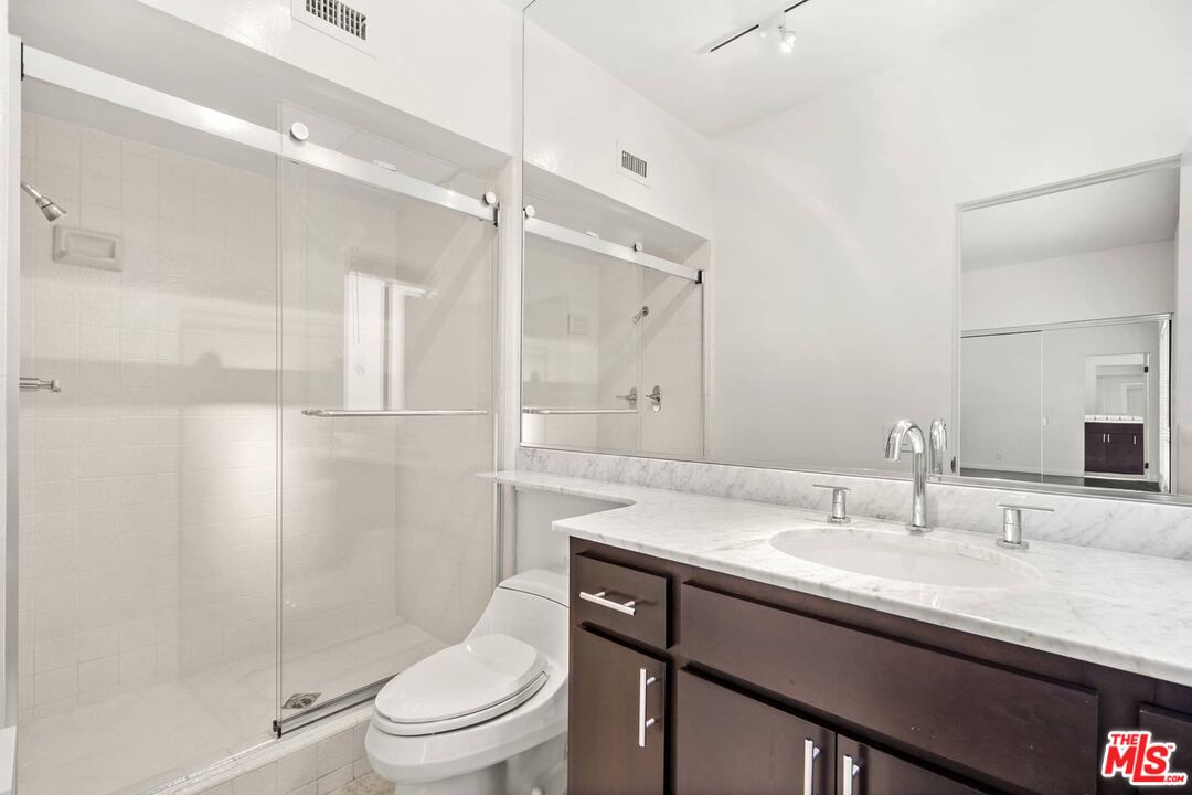 1210 N Kings Rd Unit: 204