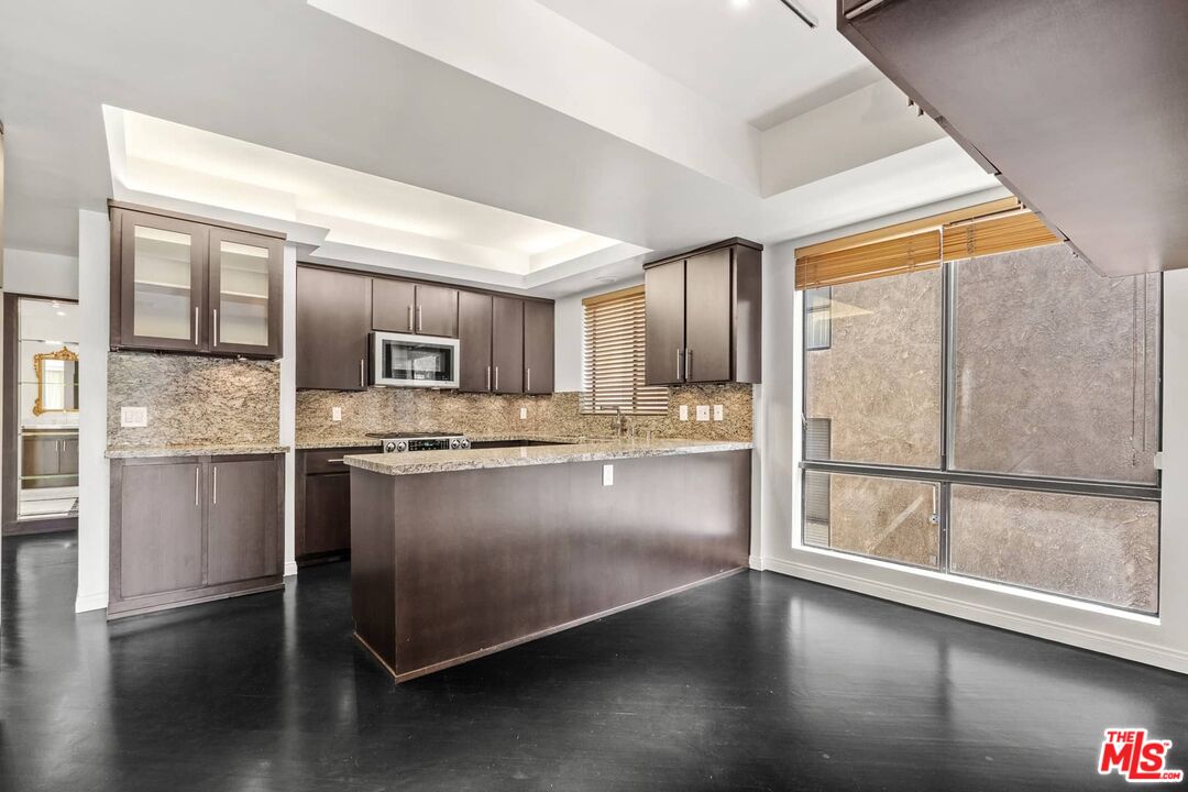1210 N Kings Rd Unit: 204