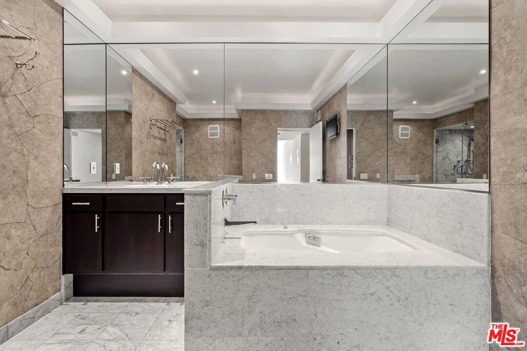 1210 N Kings Rd Unit: 204