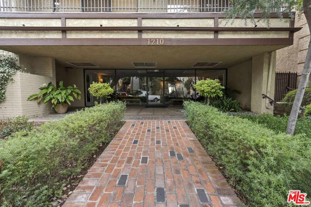 1210 N Kings Rd Unit: 204
