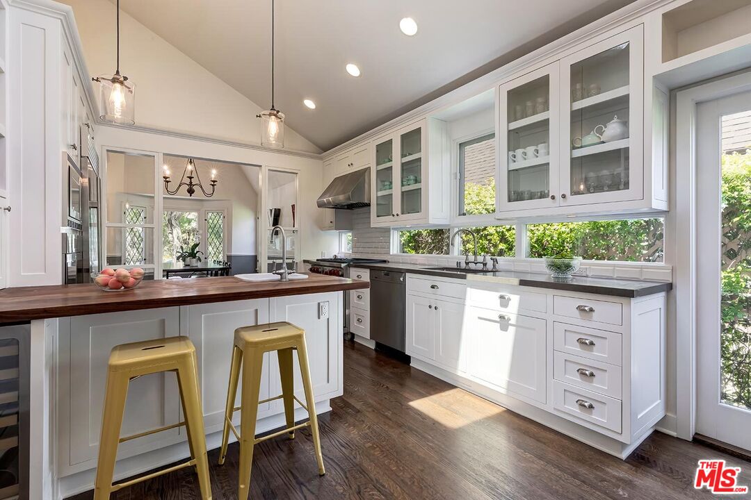 1024 Stearns Dr, Beverly Grove