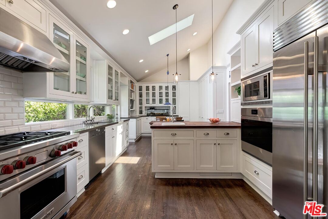 1024 Stearns Dr, Beverly Grove