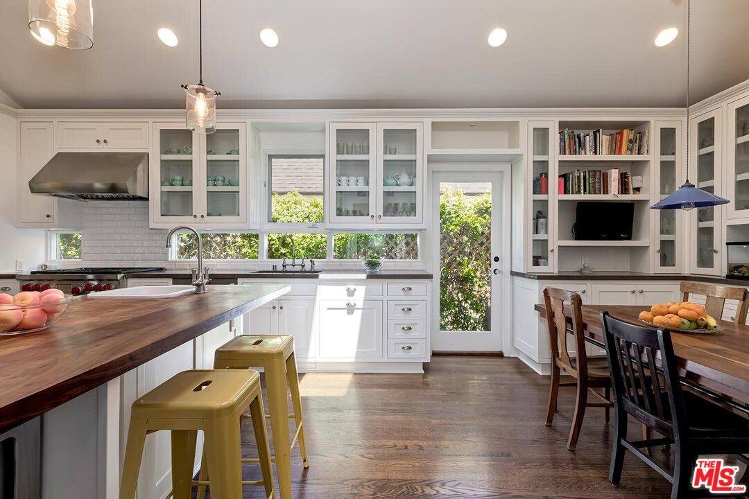 1024 Stearns Dr, Beverly Grove