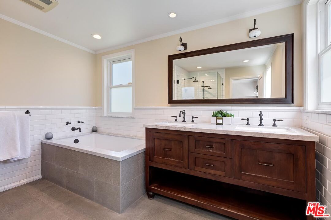 1024 Stearns Dr, Beverly Grove