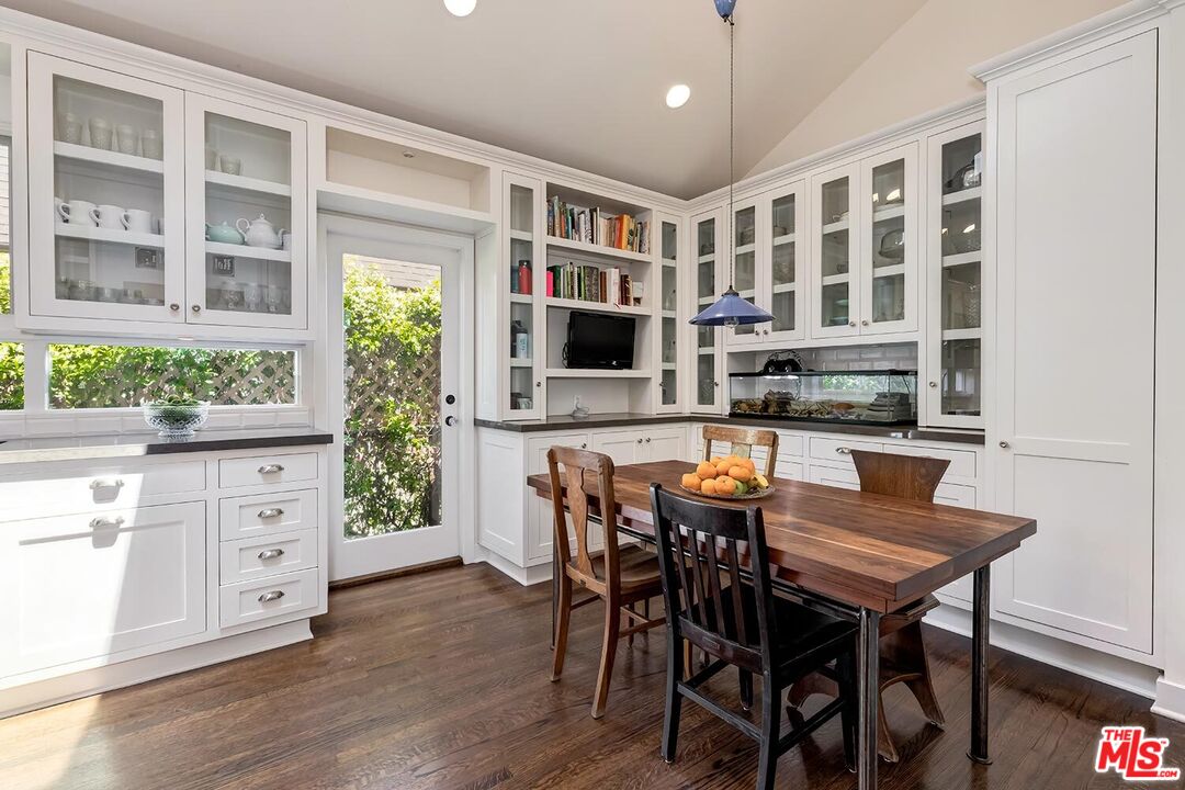 1024 Stearns Dr, Beverly Grove
