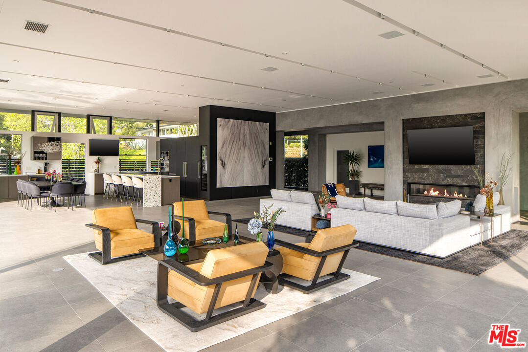 1975 Loma Vista Dr, Beverly Hills