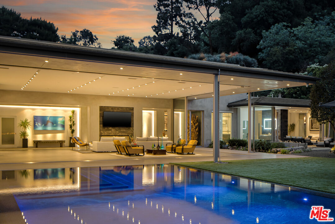 1975 Loma Vista Dr, Beverly Hills