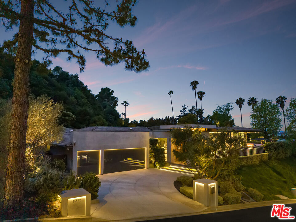 1975 Loma Vista Dr, Beverly Hills