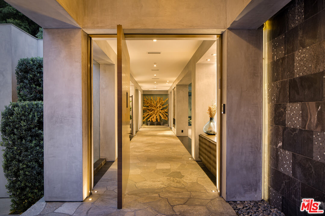 1975 Loma Vista Dr, Beverly Hills