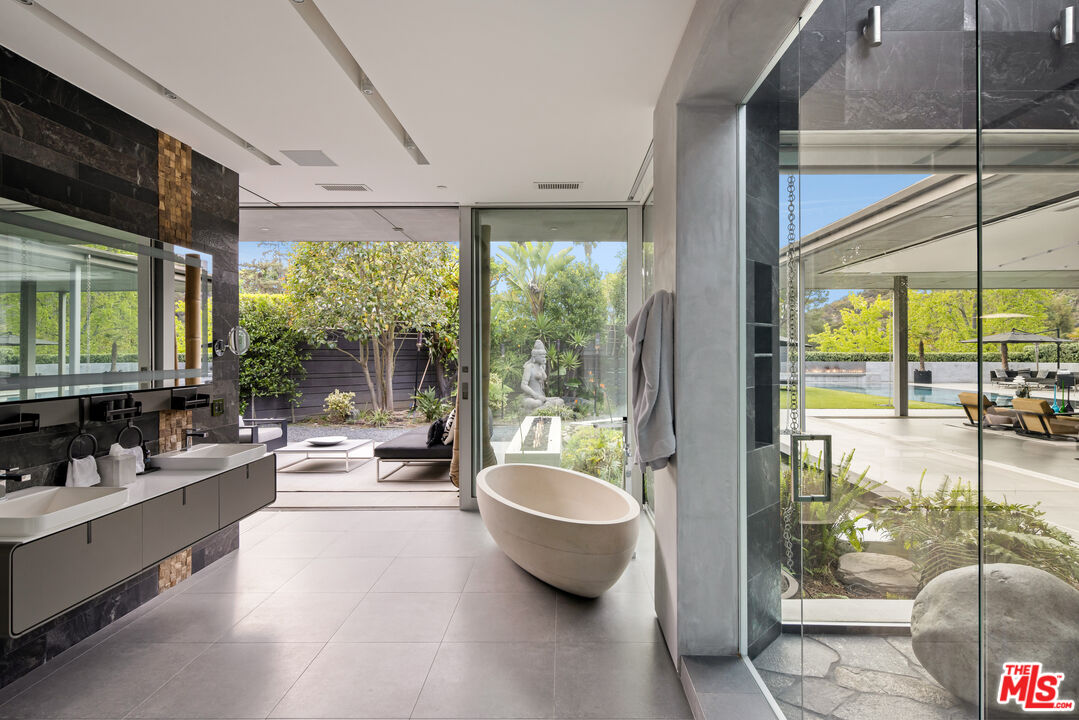1975 Loma Vista Dr, Beverly Hills
