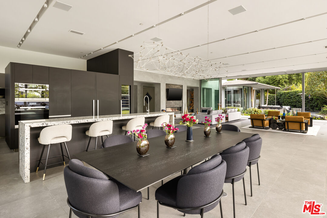 1975 Loma Vista Dr, Beverly Hills