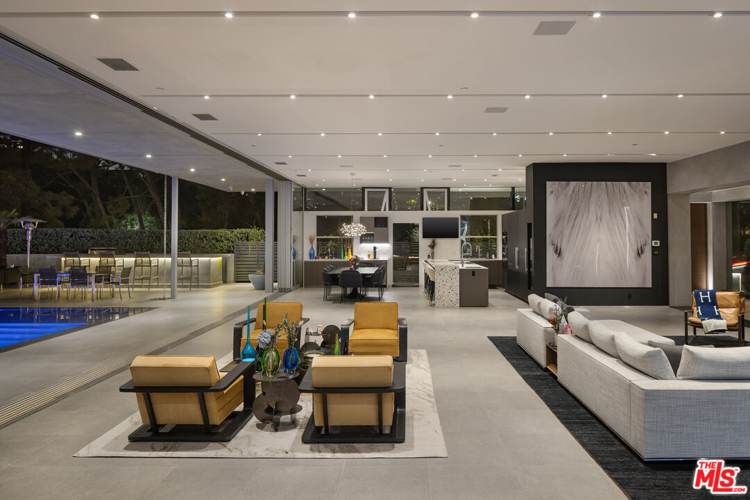 1975 Loma Vista Dr, Beverly Hills
