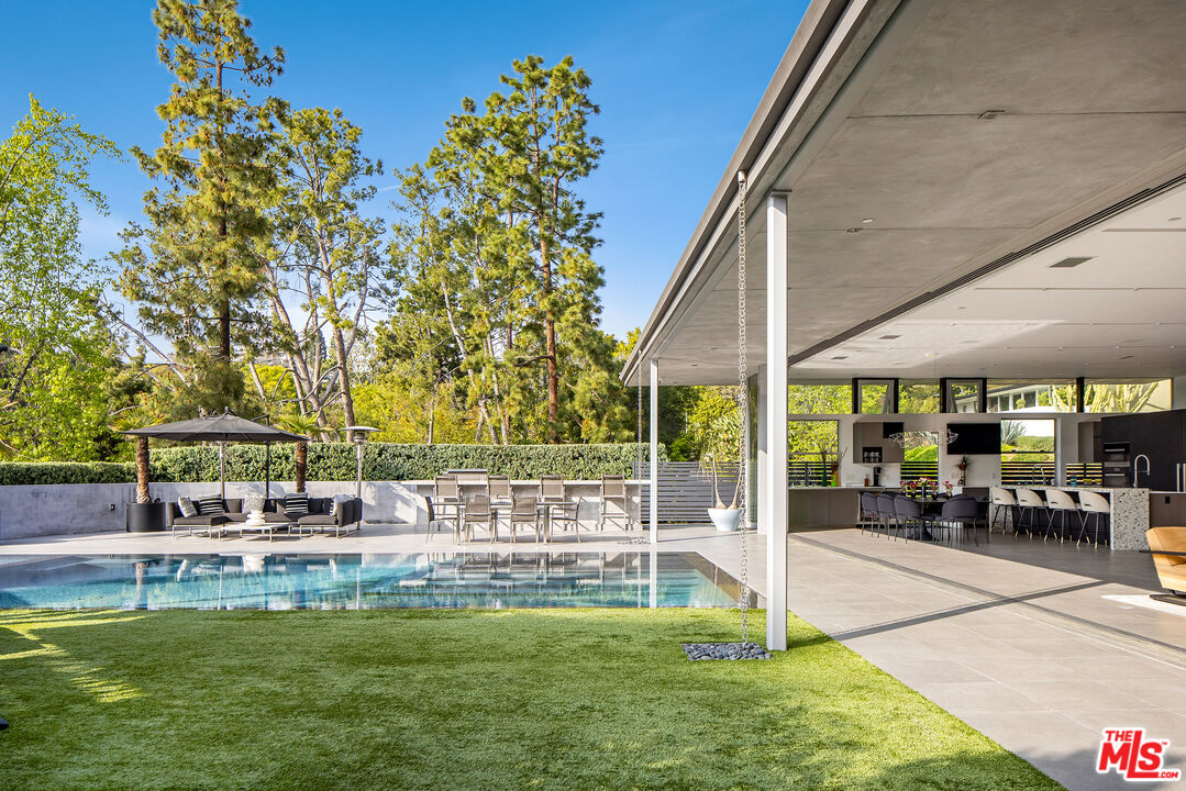 1975 Loma Vista Dr, Beverly Hills