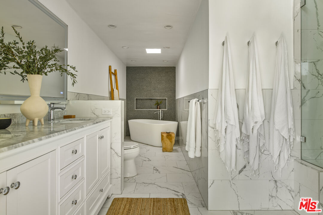 2506 Rinconia Dr, Hollywood Hills
