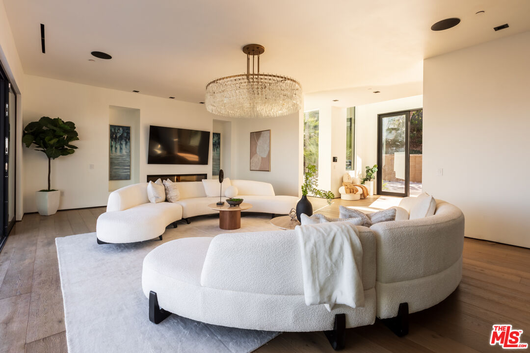 13331 Mulholland Dr, Beverly Hills