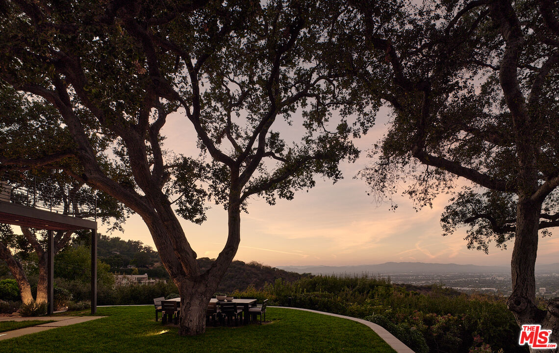 13331 Mulholland Dr, Beverly Hills