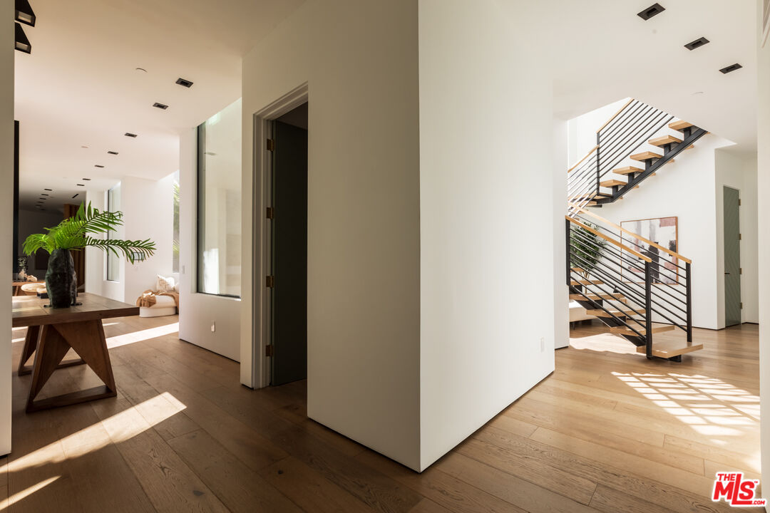 13331 Mulholland Dr, Beverly Hills