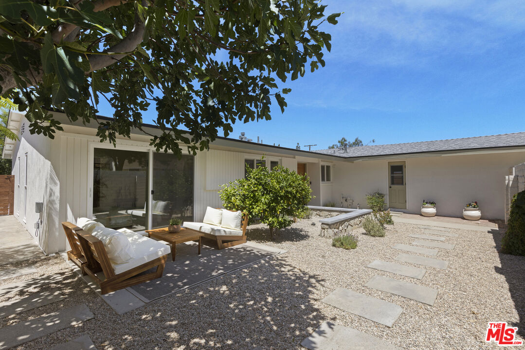 20523 Tiara St, Woodland Hills