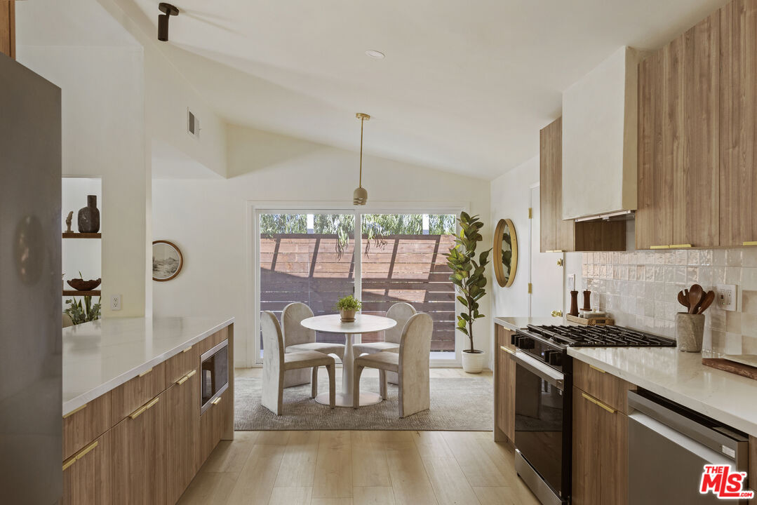 20523 Tiara St, Woodland Hills
