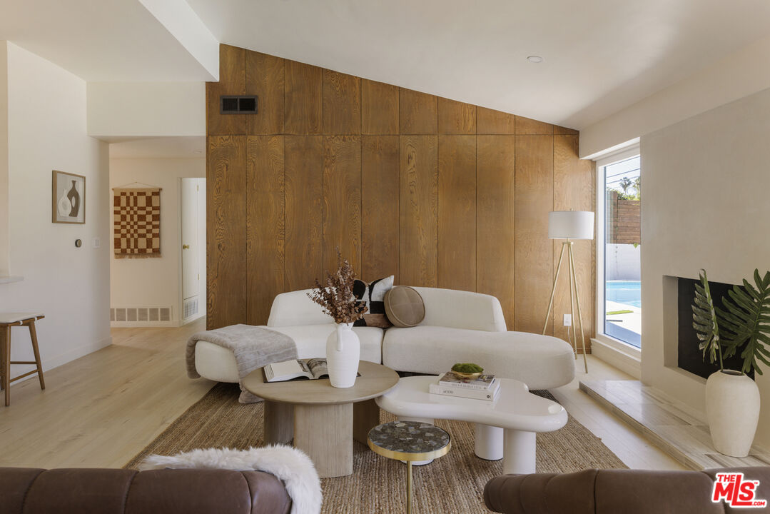 20523 Tiara St, Woodland Hills