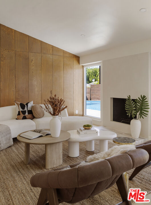 20523 Tiara St, Woodland Hills
