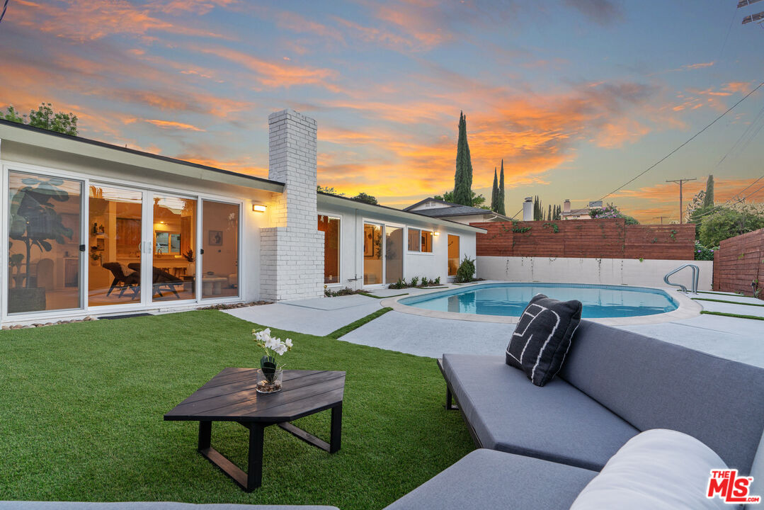 20523 Tiara St, Woodland Hills