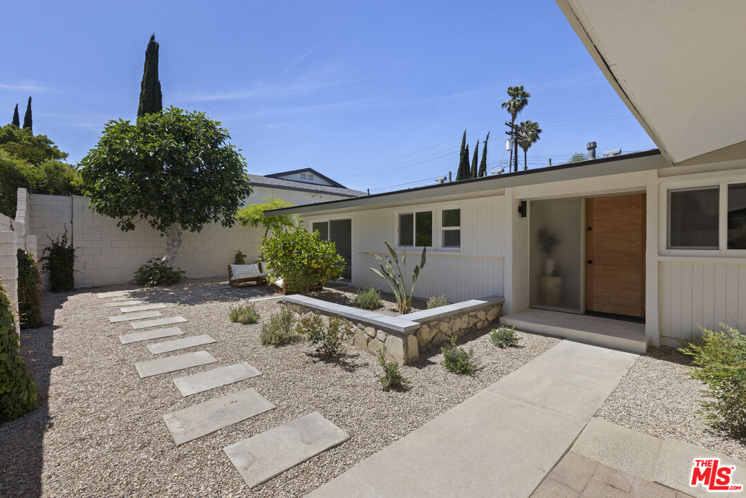 20523 Tiara St, Woodland Hills