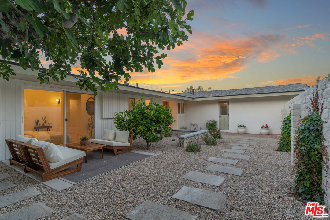 20523 Tiara St, Woodland Hills