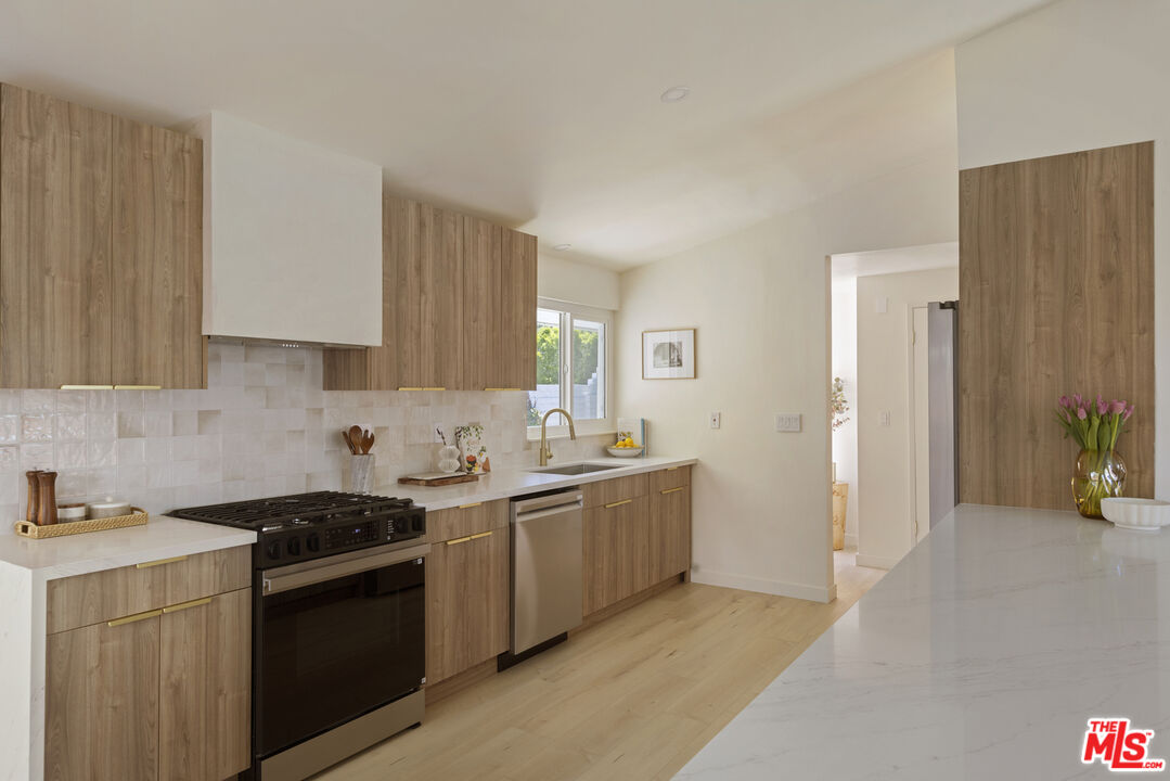 20523 Tiara St, Woodland Hills