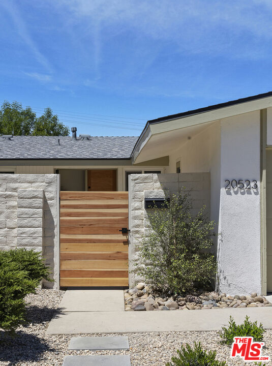 20523 Tiara St, Woodland Hills
