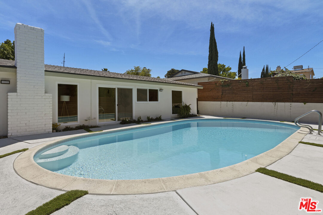 20523 Tiara St, Woodland Hills