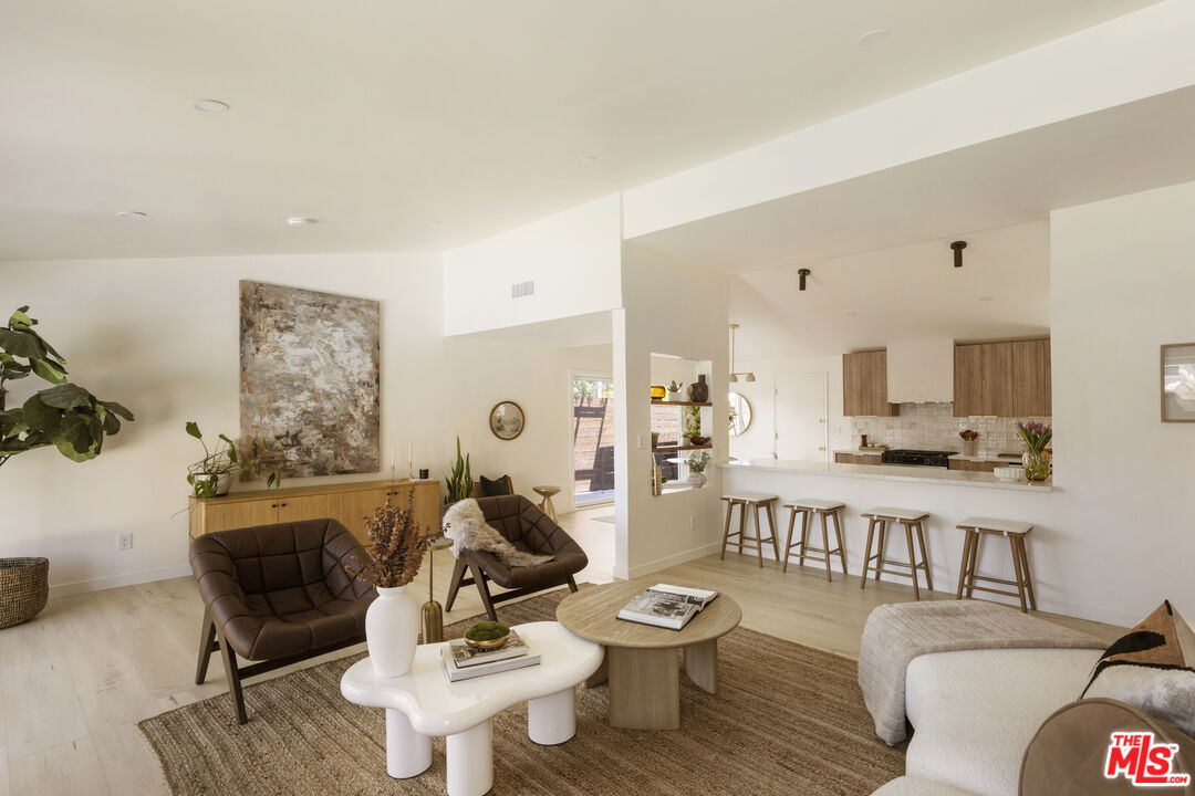 20523 Tiara St, Woodland Hills