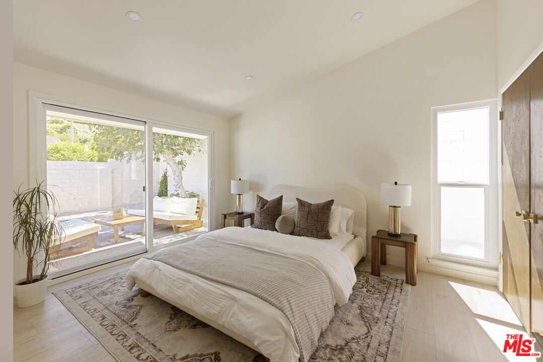 20523 Tiara St, Woodland Hills